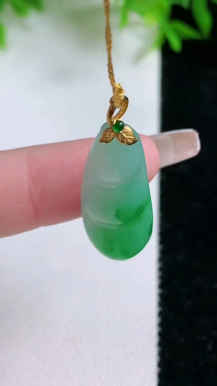 天然A货翡翠福豆吊坠，尺寸29.5-11-6，重量:3.49g
1月24日