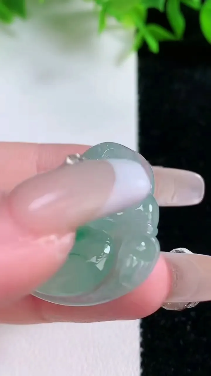 天然A货翡翠佛公吊坠，尺寸29.6-32.3-5.9，重量:9.03g
1月24日