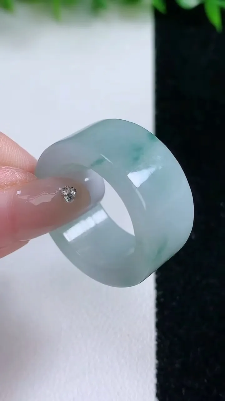 天然A货翡翠飘花方形指环扳指，尺寸20.4-11.7-4，重量:12.45g2026年1月24日
工厂直销收藏佳品,种好水足，色泽均匀，有种有色，上手高大气！