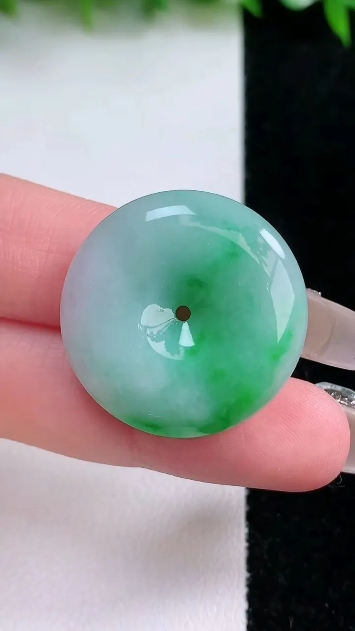 天然A货翡翠平安扣吊坠，尺寸27-6，重量:9.42g
1月24日