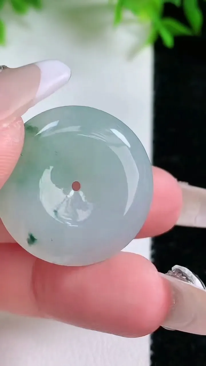 天然A货翡翠飘花平安扣吊坠，尺寸26-5.8，重量:8.21g
1月24日