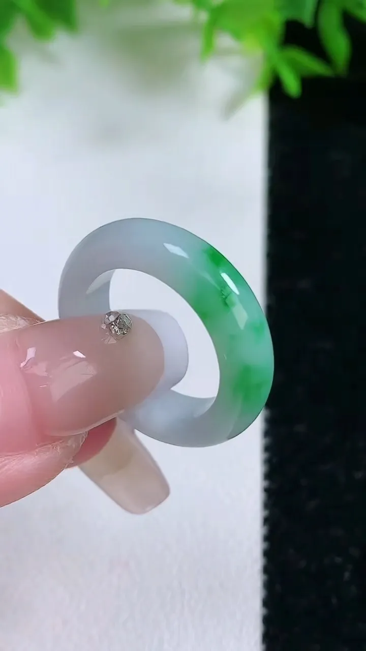 天然A货翡翠指环戒指，尺寸16.3-5-3.2，重量:3.85g2026年1月24日
工厂直销收藏佳品,种好水足，色泽均匀，有种有色，上手高大气！