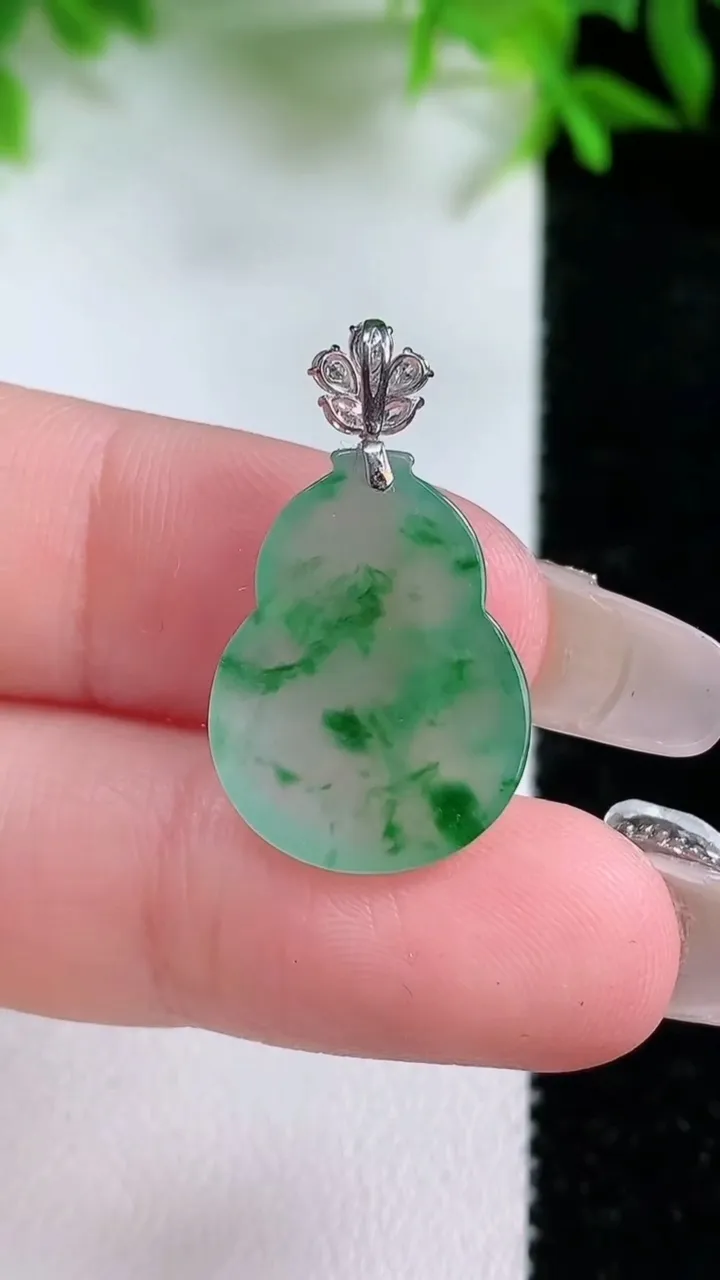 天然A货翡翠种飘花葫芦吊坠，尺寸19.6-14.8-3.8，重量:2.18g
1月24日