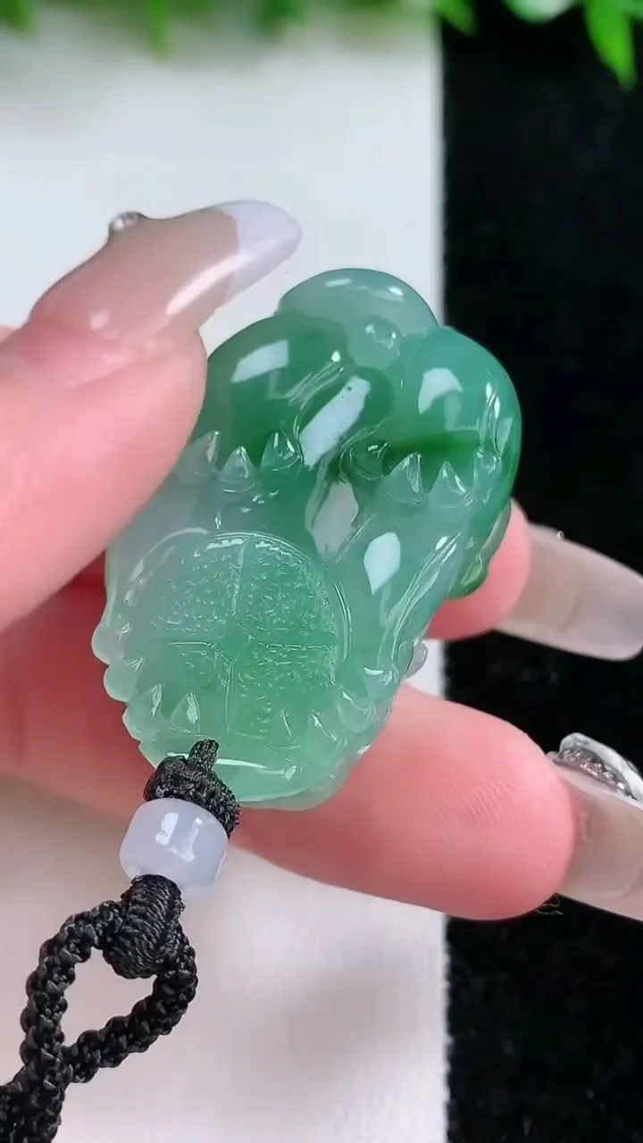 天然A货翡翠貔貅吊坠，尺寸35.4-22-12，重量:24.24g
1月24日