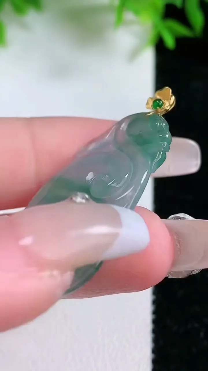 天然A货翡翠种飘花如意吊坠，尺寸34-19-2.8，重量:4.01g
1月24日