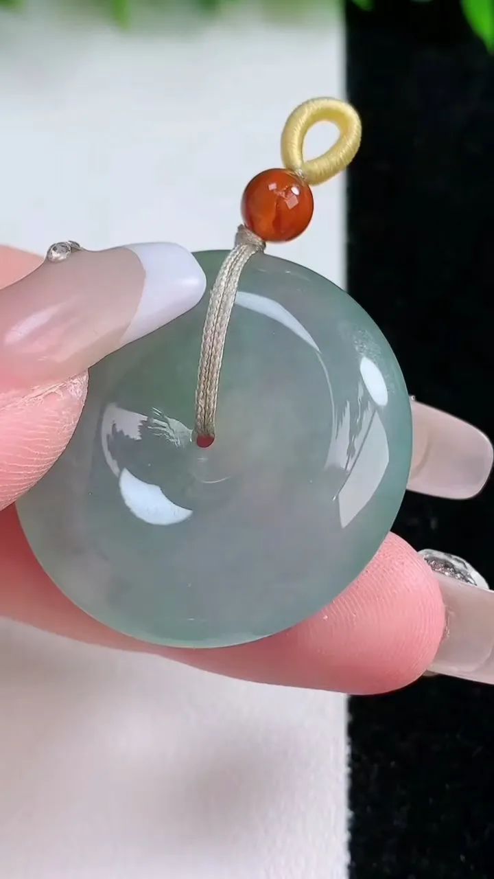 天然A货翡翠平安扣吊坠，尺寸31.8-8，重量:19.32g
1月24日