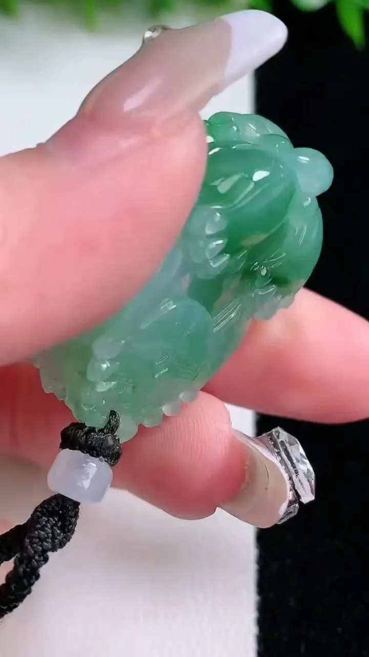 天然A货翡翠貔貅吊坠，尺寸35.4-22-12，重量:24.24g
1月24日