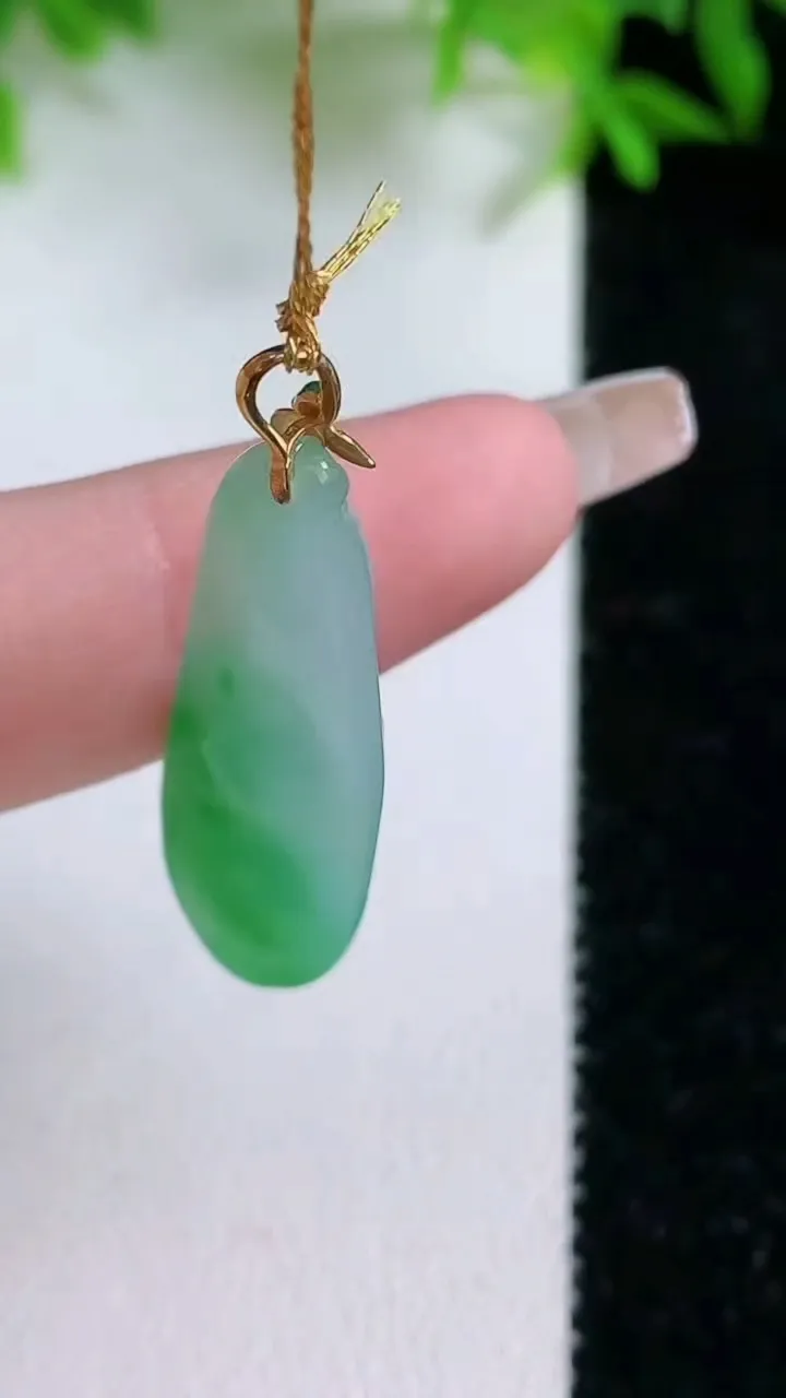 天然A货翡翠福豆吊坠，尺寸29.5-11-6，重量:3.49g
1月24日