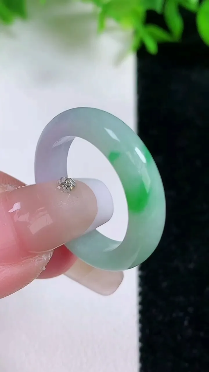 天然A货翡翠指环戒指，尺寸18.8-5-3.3，重量:4.39g2026年1月24日
工厂直销收藏佳
