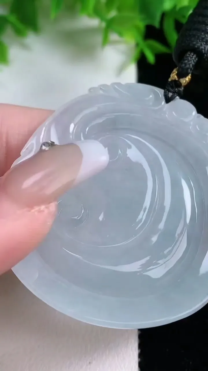 天然A货翡翠飘花如意吊坠，尺寸52-45.3-5.4，重量:25.07g
1月24日