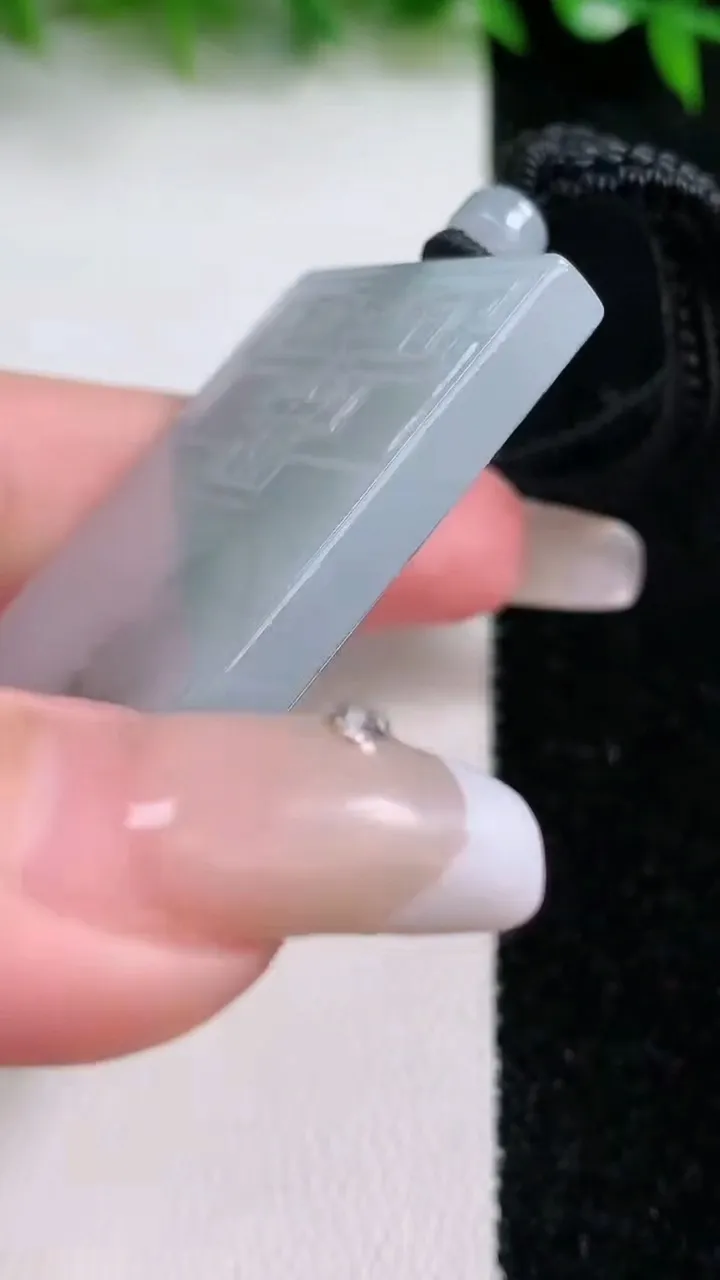 天然A货翡翠飘花仿古无事牌吊坠，尺寸59.2-33-5.2，重量:37.67g
1月24日