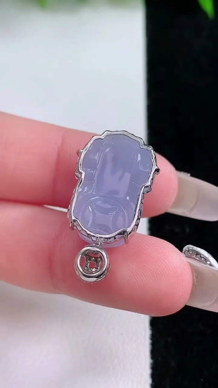 天然A货翡翠18K金紫罗兰貔貅吊坠，尺寸20.2-14.4-8.5，重量:4.72g
1月24日