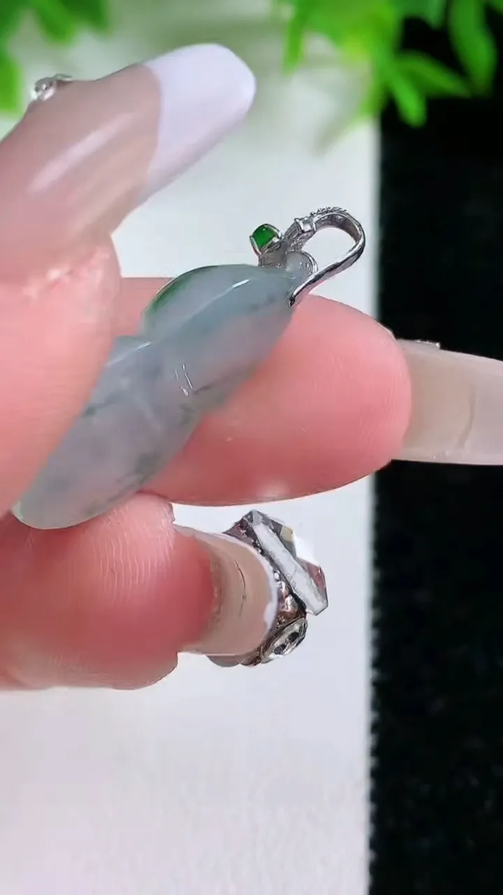 天然A货翡翠种飘花葫芦吊坠，尺寸21.4-15.4-5.2，重量:3.31g
1月24日