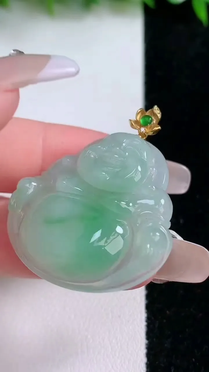 天然A货翡翠佛公吊坠，尺寸32.8-33.7-5.9，重量:10.18g
1月24日