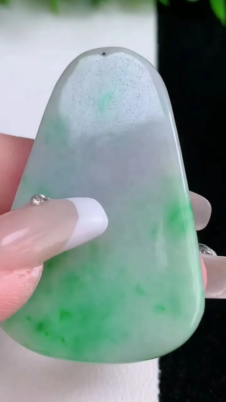 天然A货翡翠九尾狐吊坠，尺寸54.4-33.7-4.2，重量:17.27g
1月24日