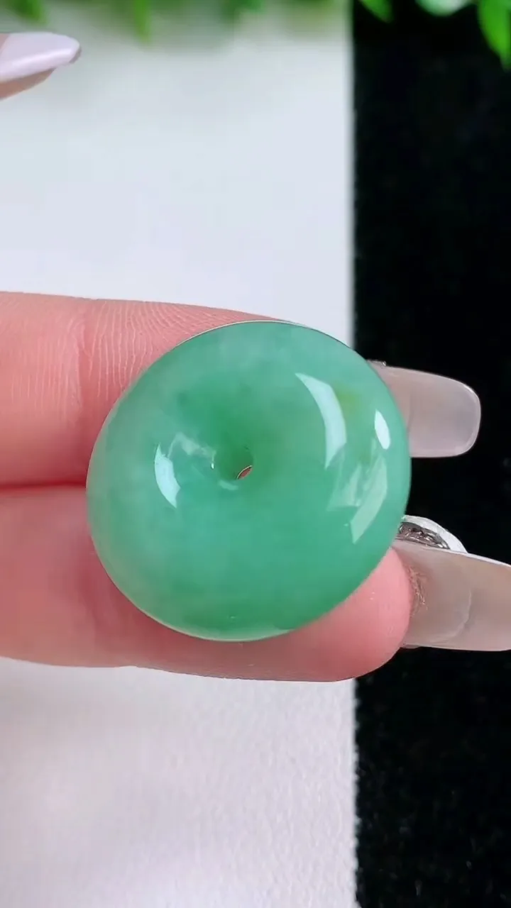 天然A货翡翠平安扣吊坠，尺寸24.4-8.5，重量:10.98g
1月24日