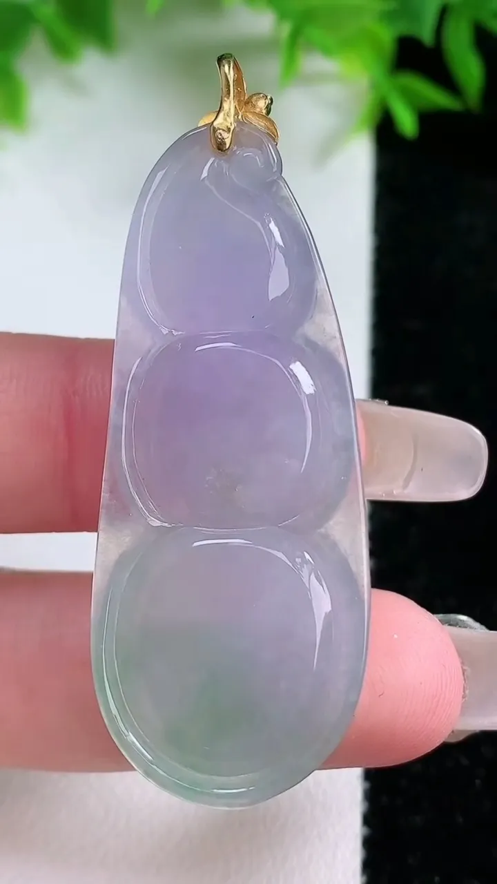 天然A货翡翠18K金春带彩紫罗兰福豆吊坠，尺寸49.3-19.6-6，重量:10.61g
1月24日