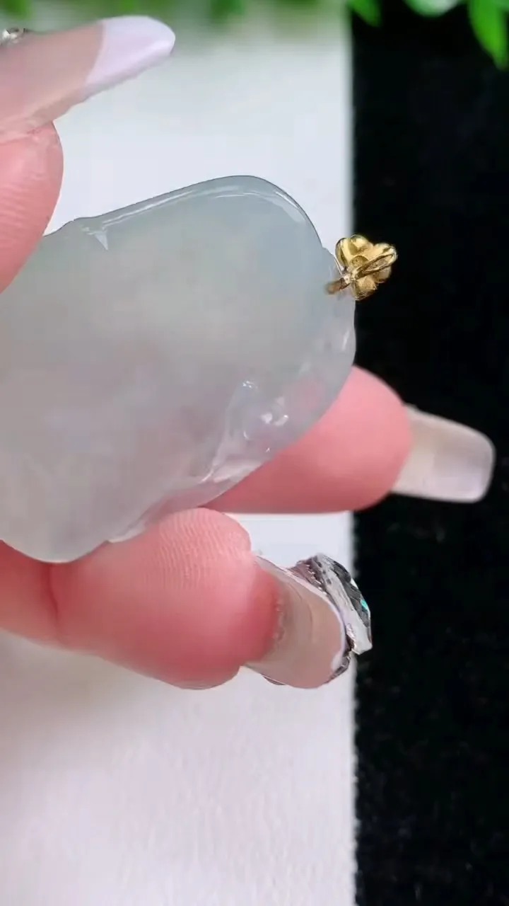 天然A货翡翠节节高升 竹节吊坠，尺寸32.3-23.5-5.7，重量:10.62g
1月24日