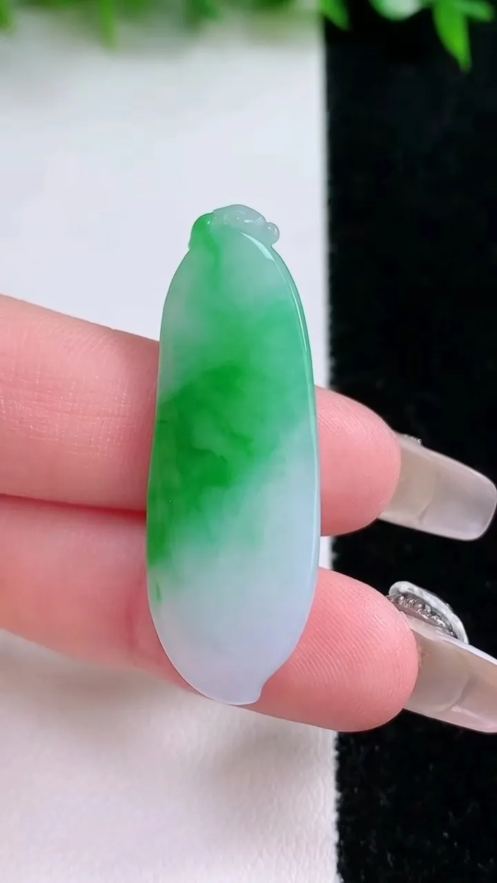 天然A货翡翠福瓜吊坠，尺寸40.8-14.5-8，重量:8.01g
1月24日