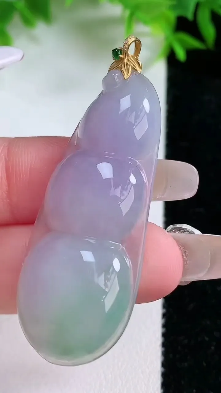 天然A货翡翠18K金春带彩紫罗兰福豆吊坠，尺寸49.3-19.6-6，重量:10.61g
1月24日