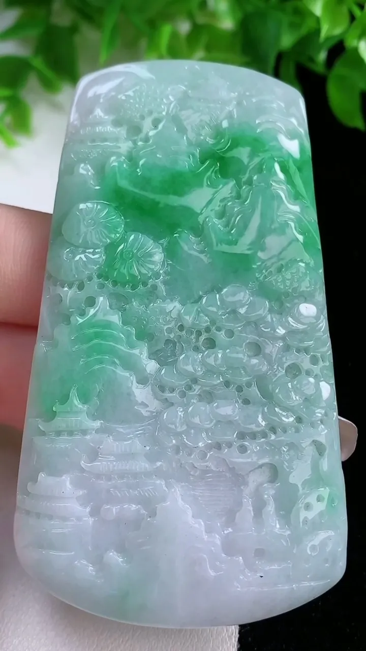 天然A货翡翠山水牌吊坠，尺寸76.3-42.2-5，重量:44.40g
1月24日