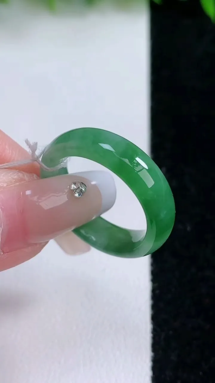 天然A货翡翠指环戒指，尺寸18.6-5.9-3.5，重量:4.31g2026年1月24日
工厂直销收藏佳品,种好水足，色泽均匀，有种有色，上手高大气！