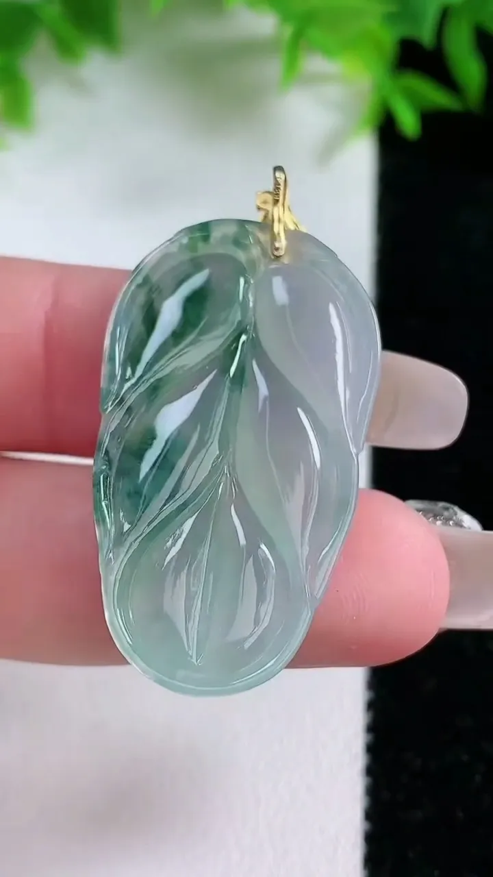 天然A货翡翠种飘花金枝玉叶 叶子吊坠，尺寸35.3-20.2-4，重量:5.22g
1月24日