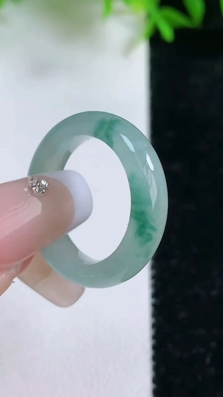 天然A货翡翠冰种飘花指环戒指，尺寸17-4.7-3.2，重量:3.67g2026年1月24日
工厂直销收藏佳品,种好水足，色泽均匀，有种有色，上手高大气！