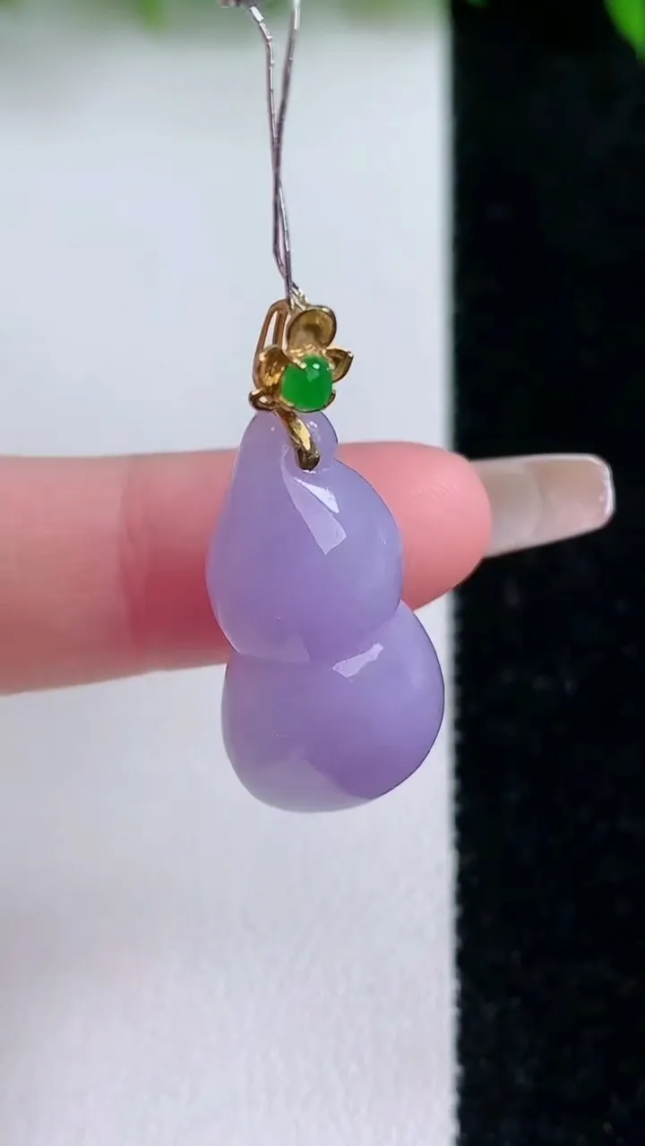 天然A货翡翠18K金紫罗兰葫芦吊坠，尺寸24.2-13.2-9，重量:5.85g
1月24日