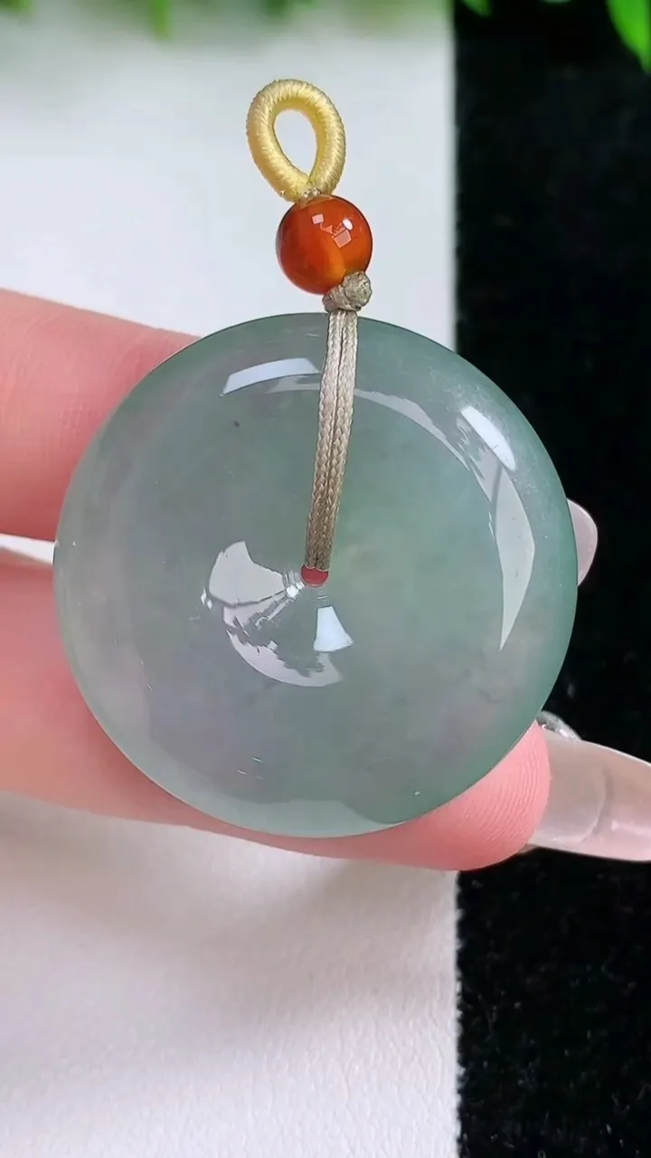 天然A货翡翠平安扣吊坠，尺寸31.8-8，重量:19.32g
1月24日