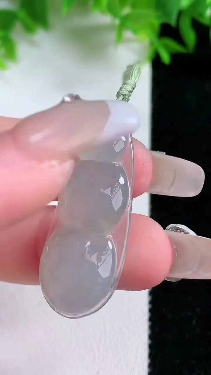 天然A货翡翠福豆吊坠，尺寸38-15.6-6.2，重量:5.22 g
1月24日