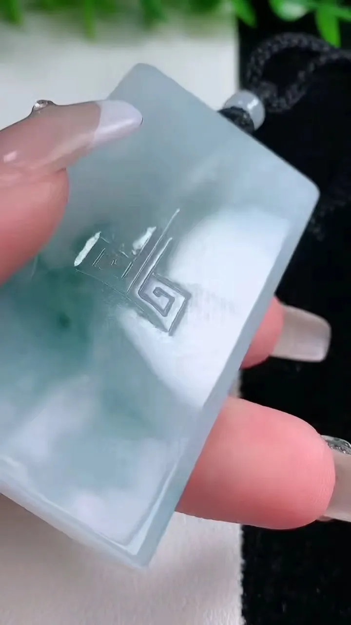 天然A货翡翠飘花仿古无事牌吊坠，尺寸59.2-33-5.2，重量:37.67g
1月24日