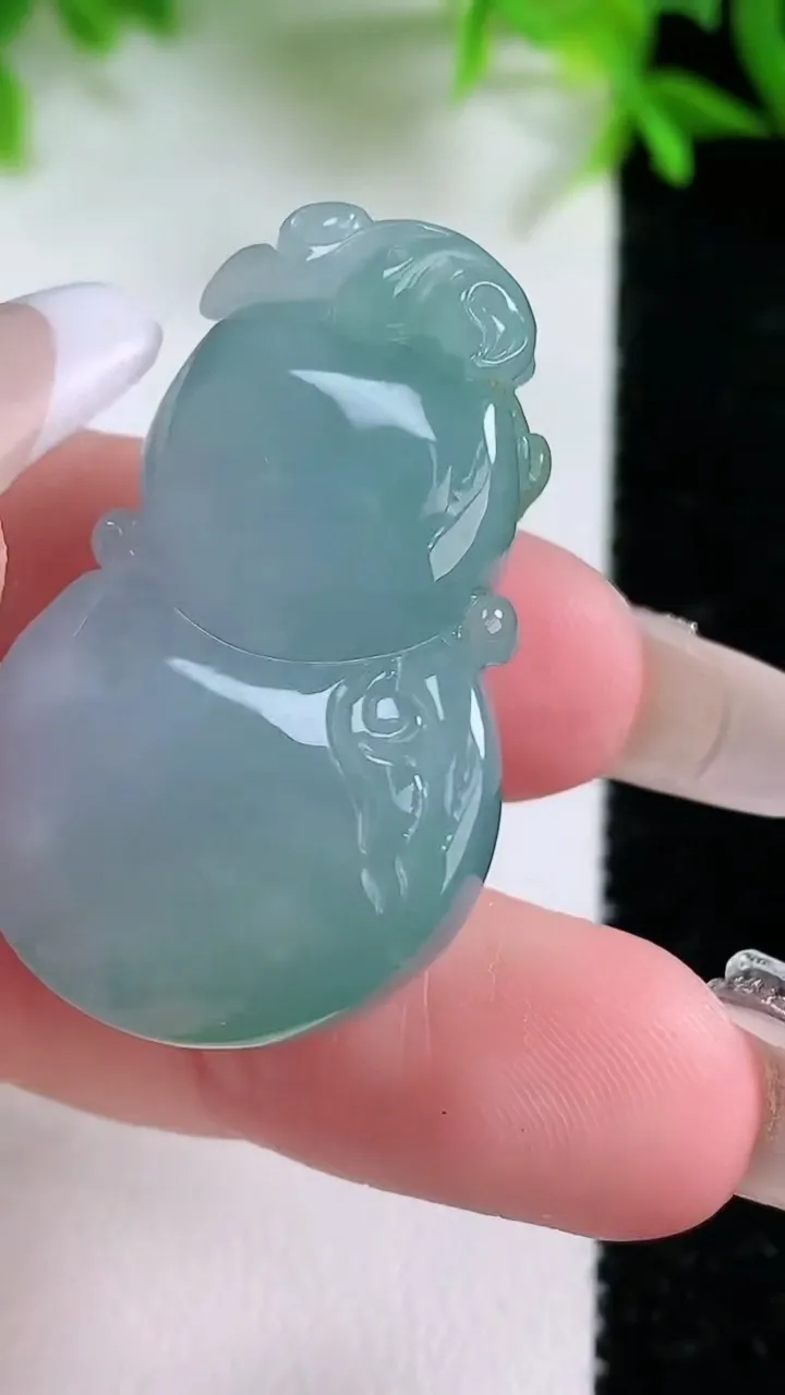 天然A货翡翠葫芦吊坠，尺寸36.7-22.6-11.6，重量:17.90g
1月24日