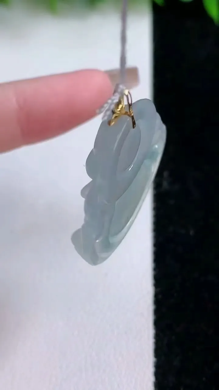 天然A货翡翠种飘花佛公吊坠，尺寸27.7-30.8-5.7，重量:7.82g
1月24日