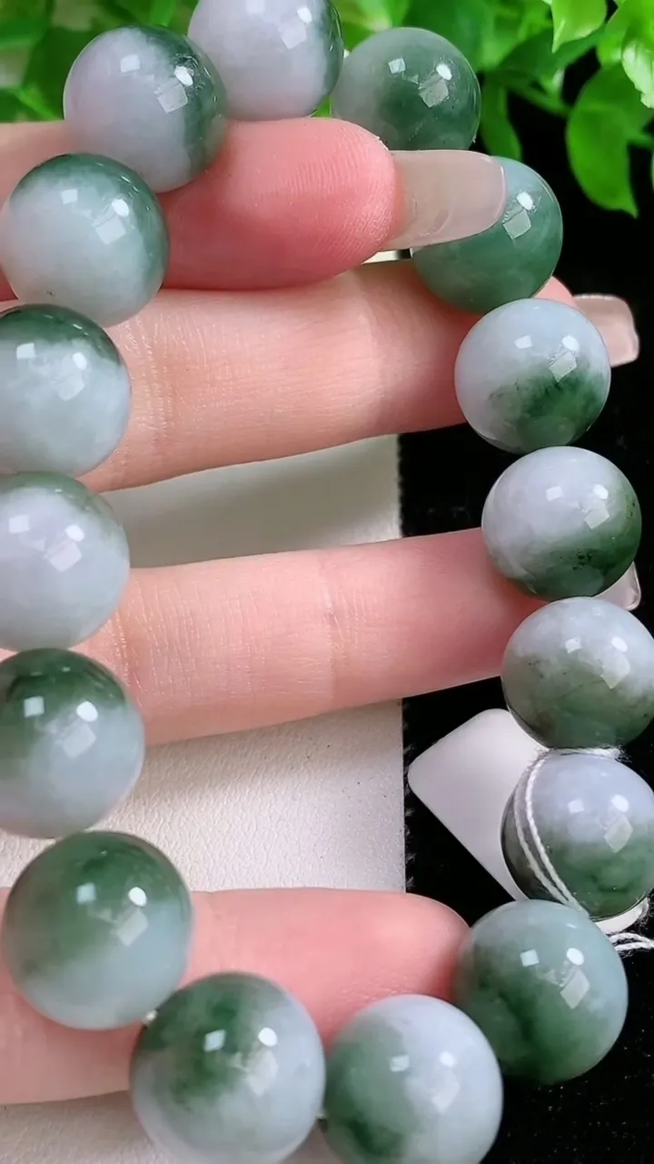 天然A货翡翠圆珠手串，尺寸13-16颗，重量:61.00g1月24日
工厂直销收藏佳品,种好水足，色泽均匀，有种有色，上手高大气！