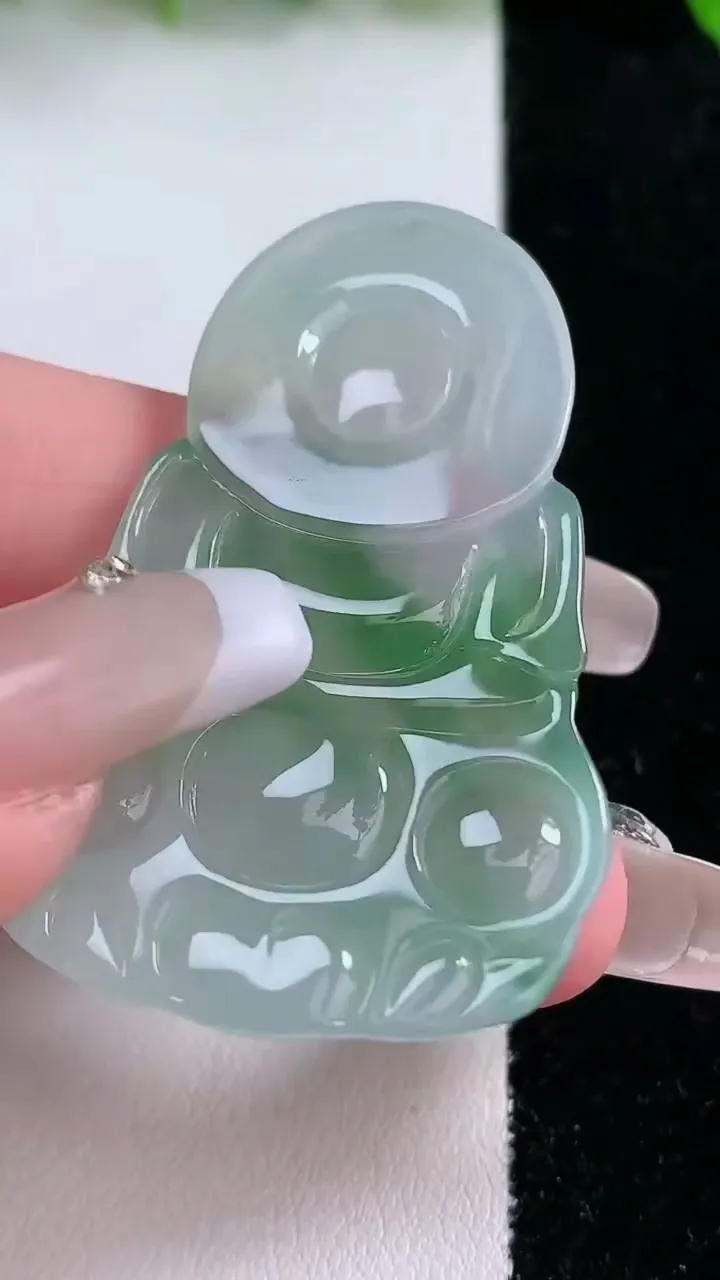 天然A货翡翠观音菩萨吊坠，尺寸51.7-32.3-5.4，重量:16.43g
1月24日