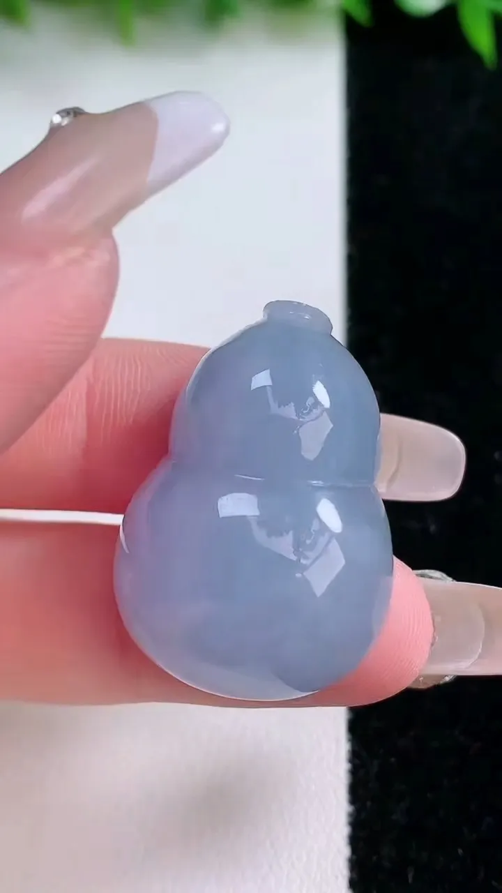 天然A货翡翠紫罗兰葫芦镶嵌件，尺寸30.6-22-10.7，重量:14.27g
1月24日