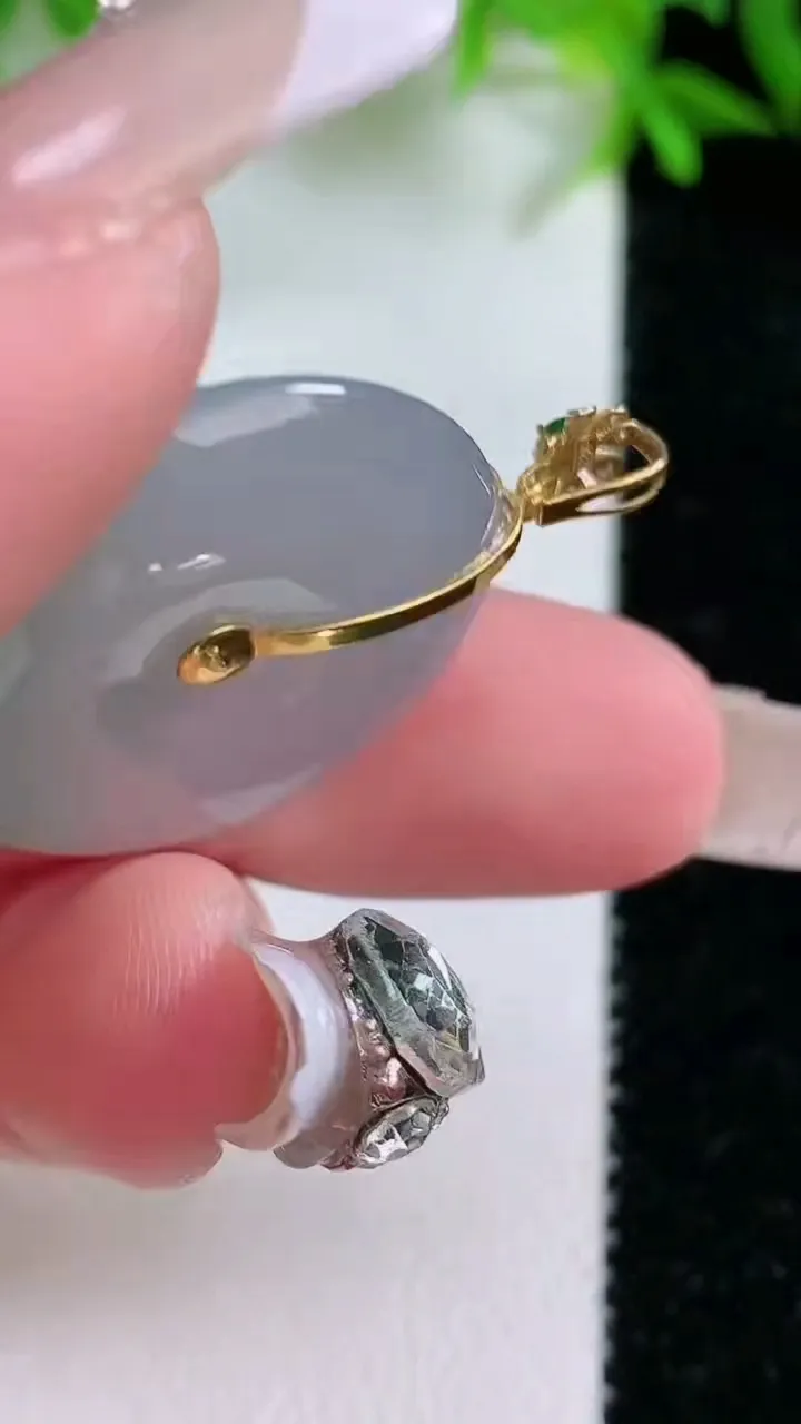 天然A货翡翠平安扣吊坠，尺寸26-4.9，重量:6.98g
1月24日