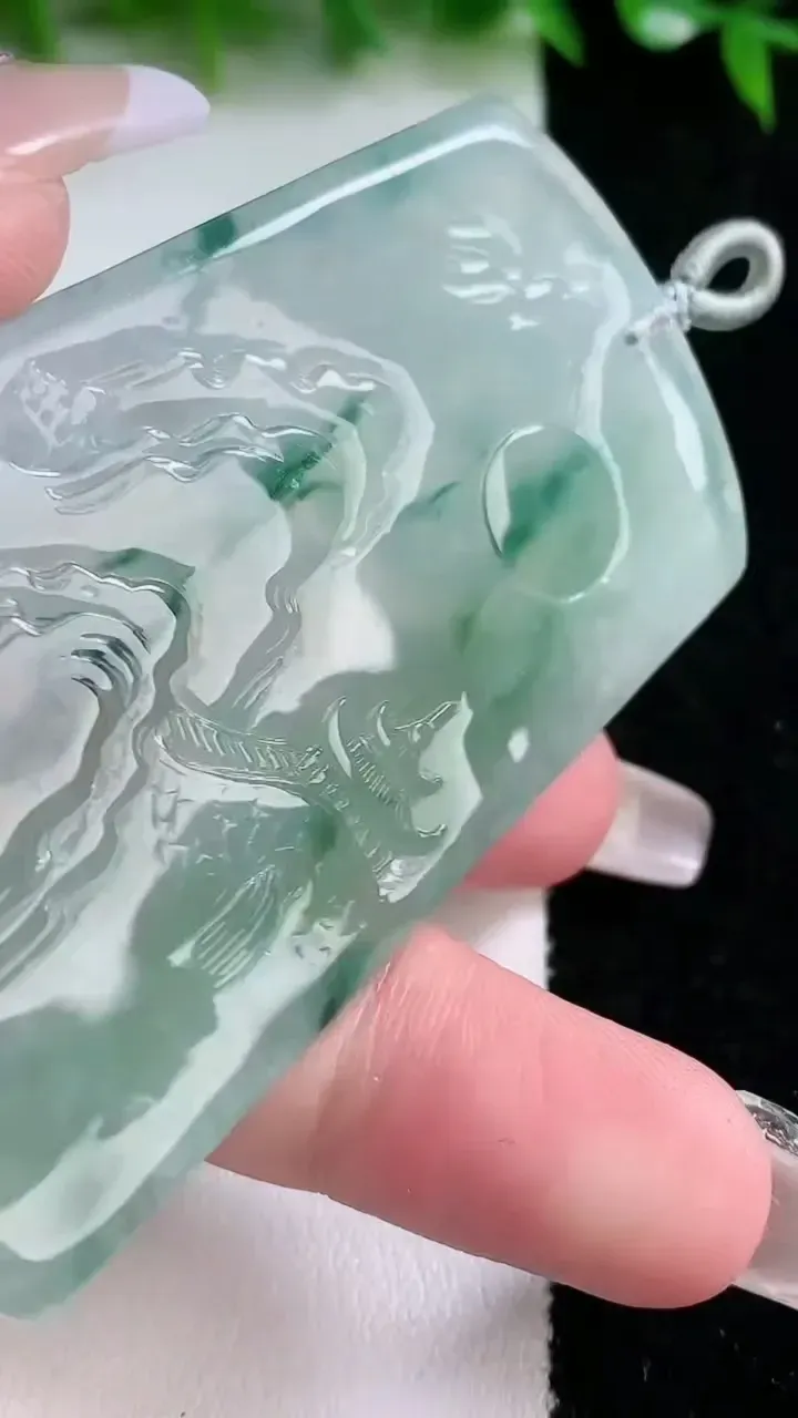 天然A货翡翠种飘花山水牌吊坠，尺寸71.5-41.6-5.2，重量:43.05g
1月24日