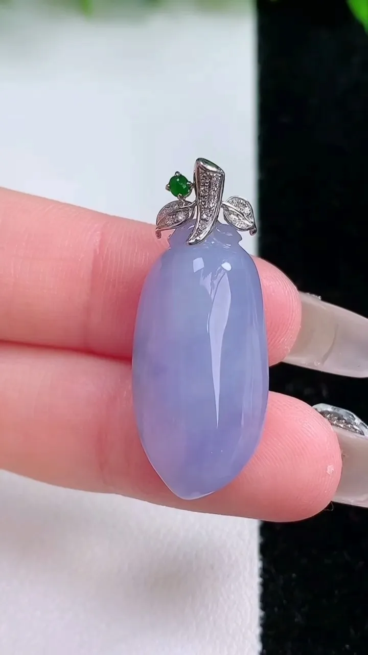 天然A货翡翠18K金紫罗兰福瓜吊坠，尺寸26-13.6-8.4，重量:5.93g
1月24日