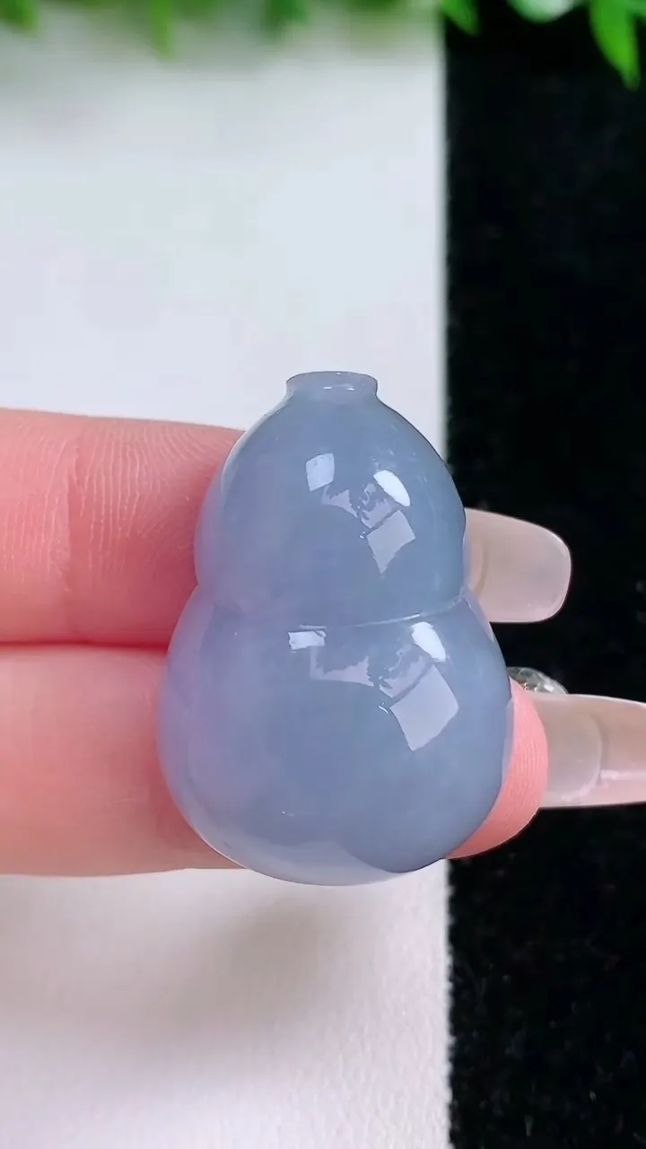 天然A货翡翠紫罗兰葫芦镶嵌件，尺寸30.6-22-10.7，重量:14.27g
1月24日