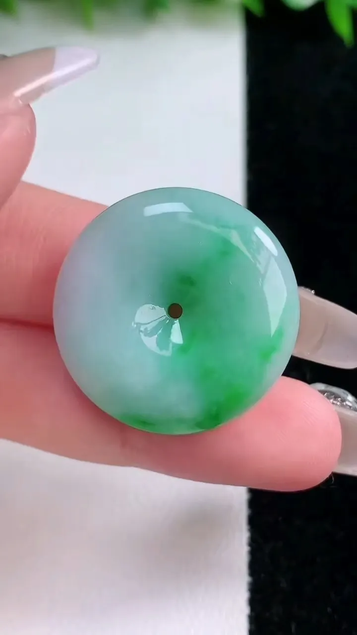 天然A货翡翠平安扣吊坠，尺寸27-6，重量:9.42g
1月24日