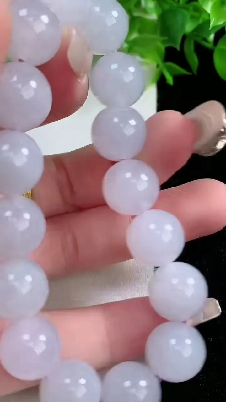 天然A货翡翠圆珠手串，尺寸12.4-16颗，重量:53.53g1月24日
工厂直销收藏佳品,种好水足，色泽均匀，有种有色，上手高大气！