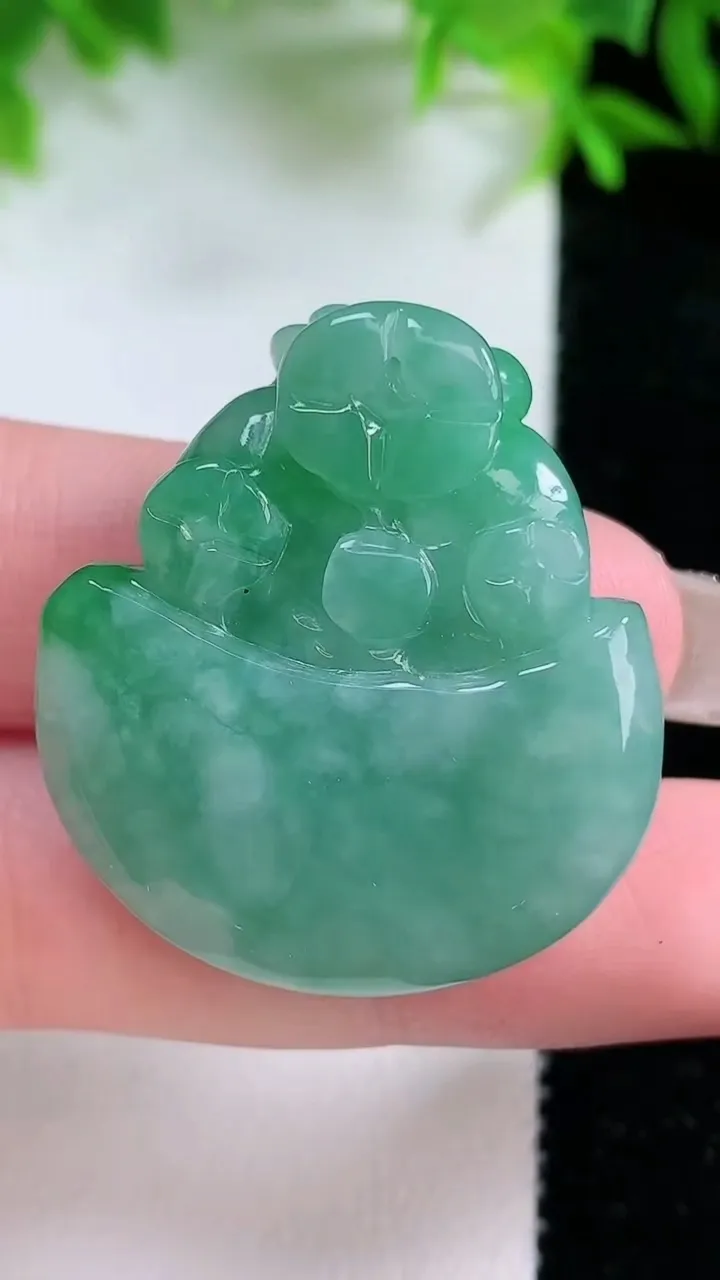 天然A货翡翠金元宝吊坠，尺寸32.3-29.5-10，重量:18.29g
1月24日