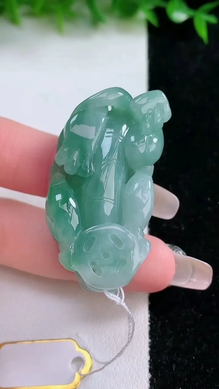 天然A货翡翠貔貅吊坠，尺寸45.3-22-12.3，重量:26.55g
1月24日