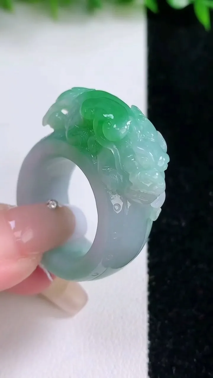 天然A货翡翠貔貅指环扳指，尺寸20.3-29.8-12-13.6，重量:23.78g2026年1月24日
工厂直销收藏佳品,种好水足，色泽均匀，有种有色，上手高大气！
