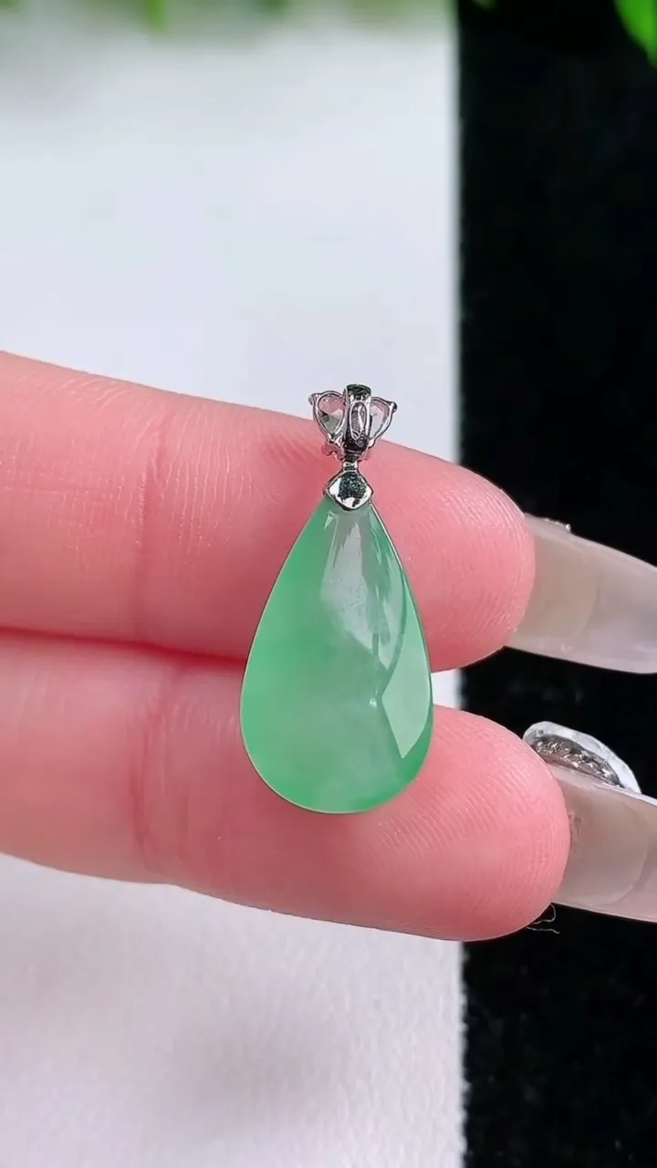 天然A货翡翠水滴吊坠，尺寸18-10.4-6，重量:1.86g
1月24日