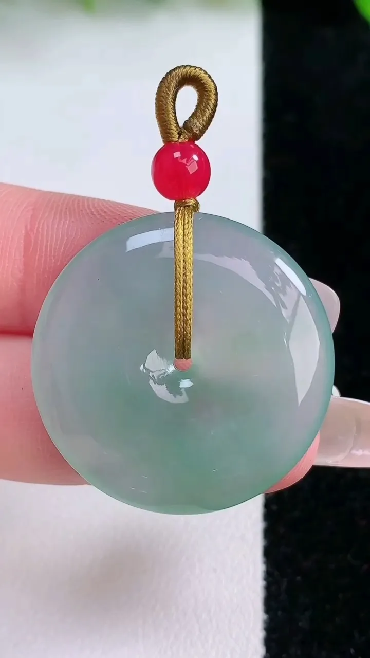 天然A货翡翠平安扣吊坠，尺寸29-4.8，重量:8.88g
1月24日