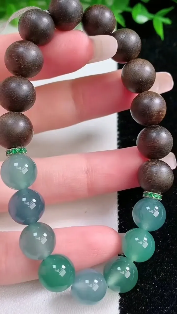 天然A货翡翠圆珠手串，尺寸9.8，重量:21.68g1月24日
工厂直销收藏佳品,种好水足，色泽均匀，有种有色，上手高大气！