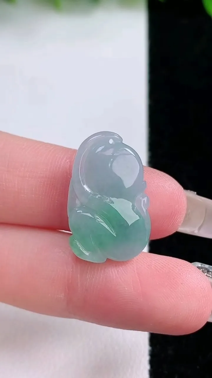 天然A货翡翠生肖猴吊坠，尺寸22.2-14-2.5，重量:3.04g
1月24日